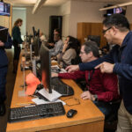 Centro de operaciones con personal técnico monitoreando computadoras durante una situación de emergencia