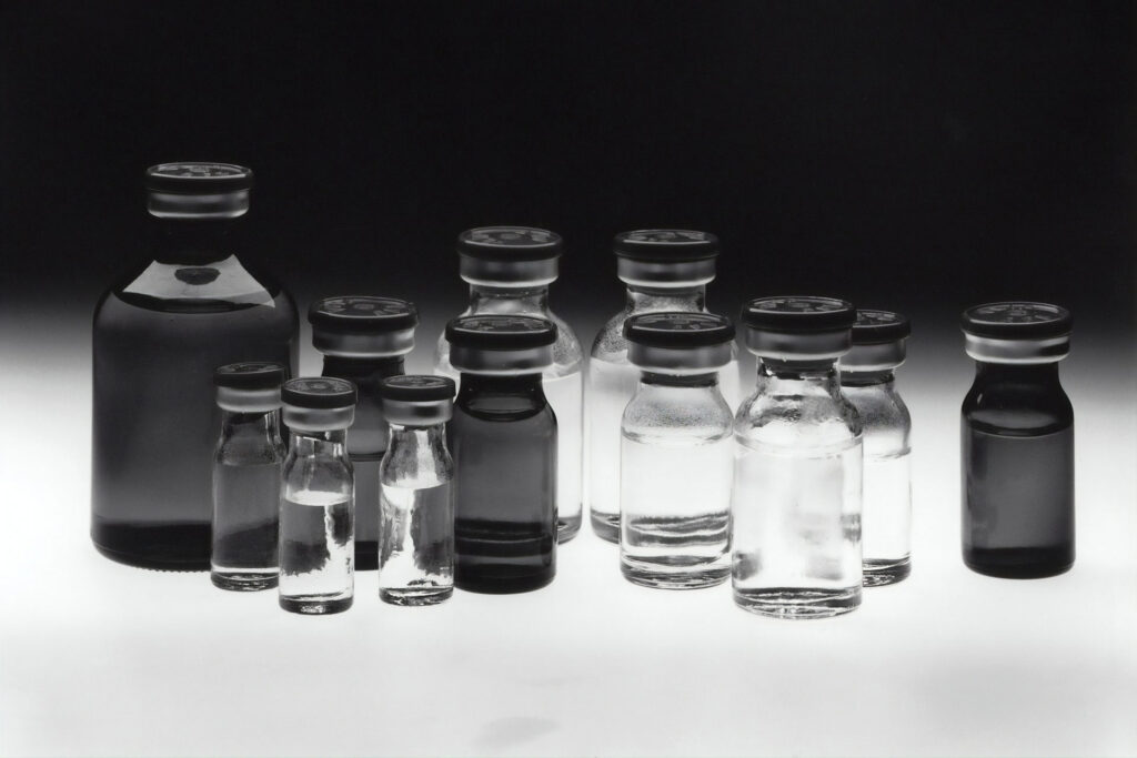 Conjunto de frascos médicos con tapa de goma utilizados para medicamentos o vacunas