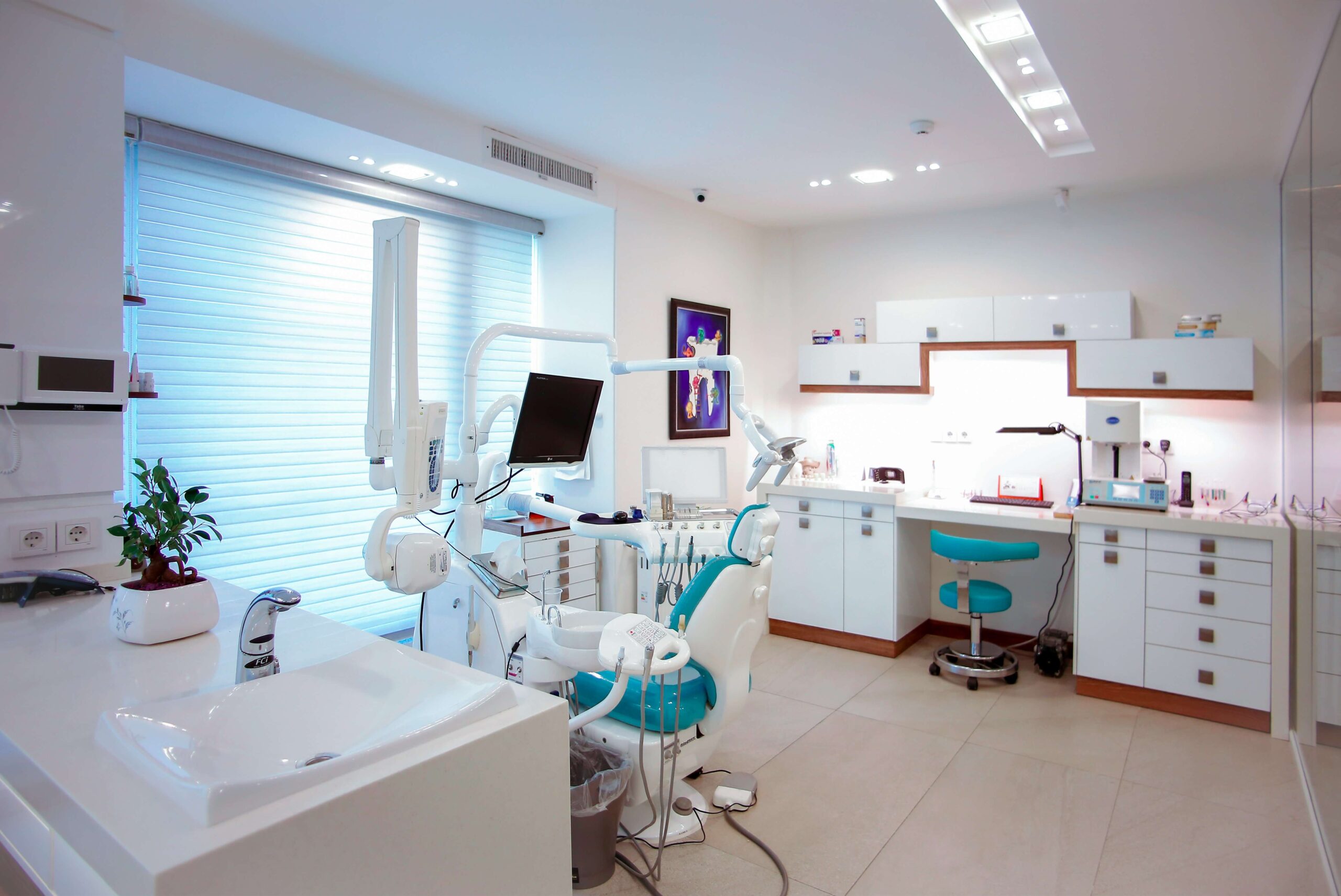 Clínica dental equipada con tecnología avanzada en un ambiente limpio y profesional