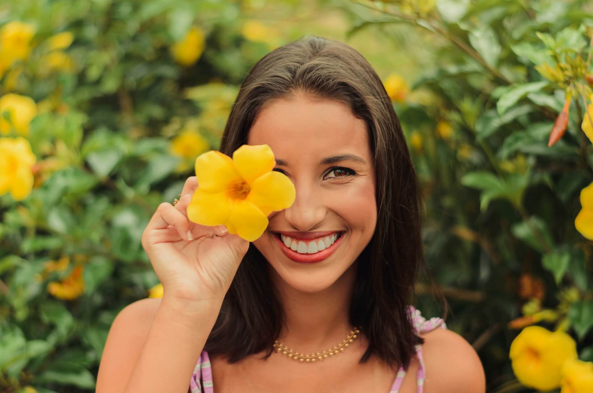 clienta satisfecha tras blanqueamiento dental